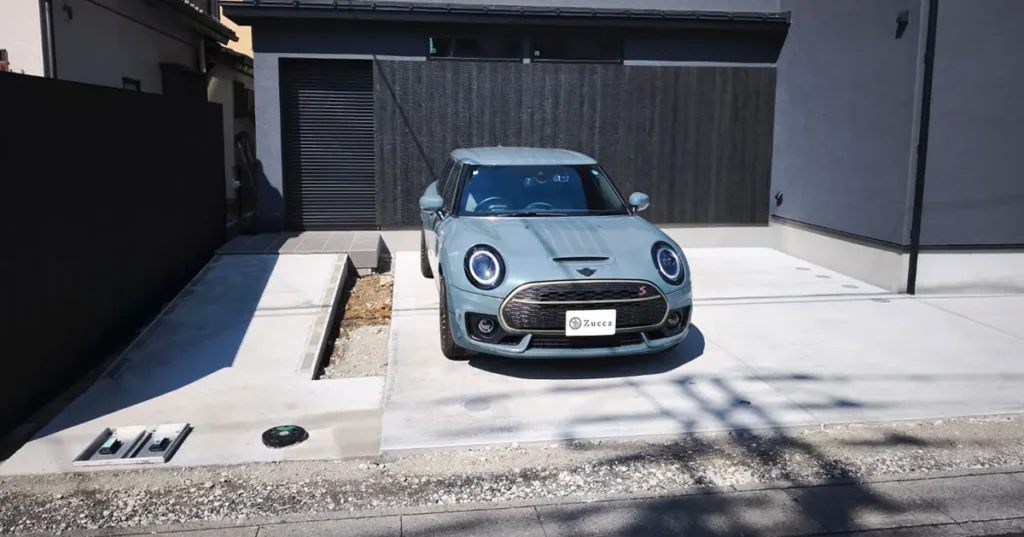 店舗入口そば駐車場