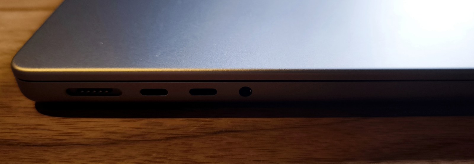MacBook左側面の端子
