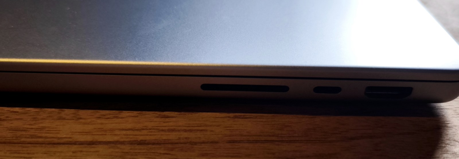 MacBook右側面の端子