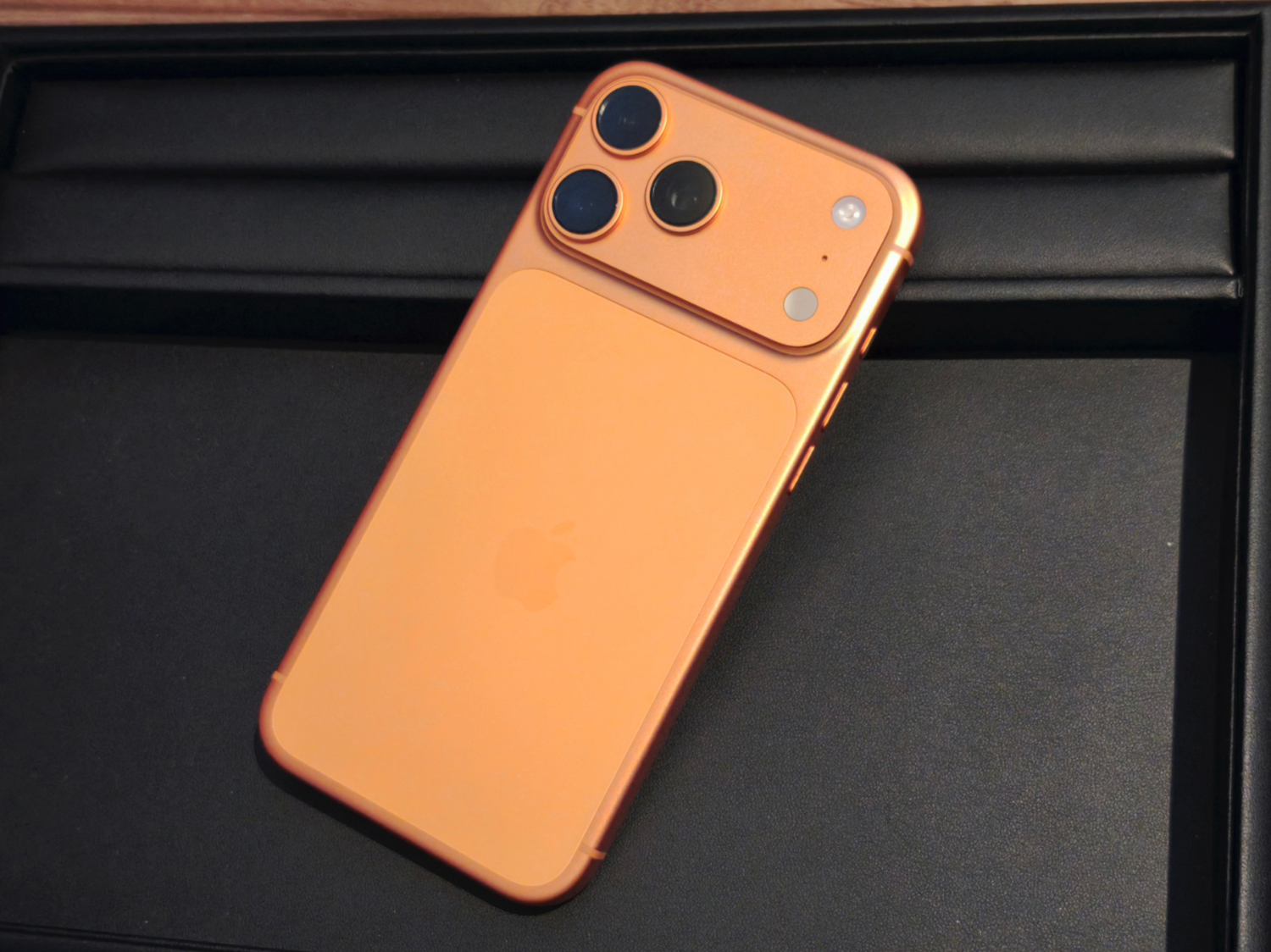 質預かり事例のiPhone 17 Pro Max 256GB・コズミックオレンジの背面